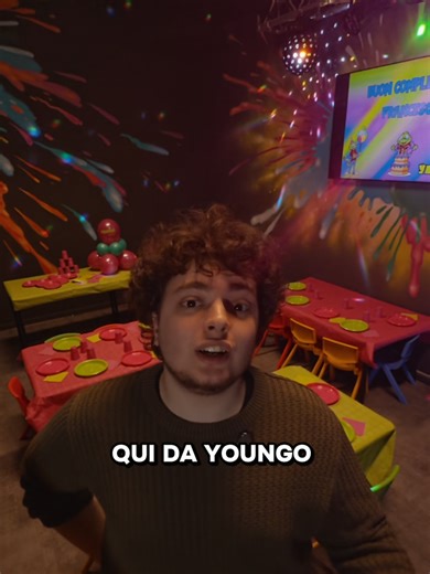 Organizzare la festa di compleanno ti stressa? 🤔 Guarda questo video! Qui da Youngo è tutto pronto, come vedi: tavoli apparecchiati, atmosfera super colorata con luci neon e palloncini, e aree gioco che fanno impazzire i bambini! 🎈🎮 La torta? C'è pure quella, se vuoi! I bambini si scatenano, i genitori si rilassano e nessuno deve pensare a sistemare casa dopo. Zero stress, divertimento assicurato per tutti! Come dico nel video: