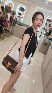 Louis Vuitton Saumur Monogram 🤎 วินเทจสุดคลาสสิก ใส่ของจุใจ ใช้งานสะดวก สะพายเมื่อไหร่ก็ได้ลุคชิคเหนือกาลเวลา ✨” #LouisVuitton #Saumur #VintageLV #LuxuryBag #แม่ค้าก้อย #แบรนด์เนมมือสอง | ไลฟ์สดแม่ค้าก้อยเพจ2 สินค้าแบรนด์เนมของแท้รับประกัน