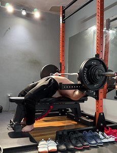 7.4K views · 198 reactions | Phấn đấu top 5 amateur. Hôm qua là kết thúc volume peek week #1 với deadlift và bench. Video là toàn bộ buổi tập hôm qua. Sumo không hoàn thành được mức x6, thất bại ở mức x5, rep cuối không lockout được. Bench ổn, không có gì để kể lể lắm. Sau đó là chút bổ trợ rồi nghỉ. | Diet Plans Việt Nam | Facebook