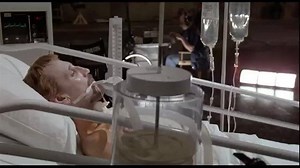 Muere Ann Reinking, bailarina y coreógrafa, musa de Bob Fosse y estrella de Broadway, a los 71 años de edad 🖤 Nacida en Seattle y formada en el ballet, en 1969 Reinking debutó en Broadway en el musical Cabaret, de Fosse, quien se convertiría en su mentor y pareja. Celebrada artista era la responsable de proteger y difundir el legado artístico de Fosse. La noticia de la muerte de Ann Reinking fue anunciada por el bailarín y coreógrafo Christopher Dean. “Las luces en Broadway son cada vez más ten