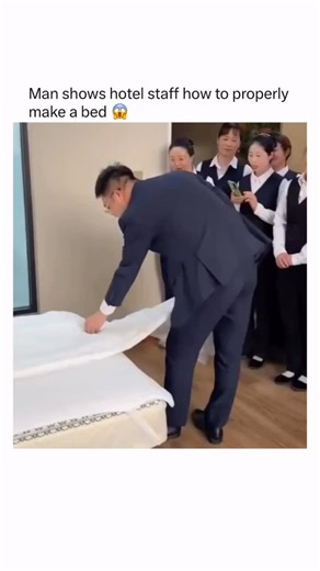 Craziest Videos Daily on Instagram: "A professional bed maker stepped in to show hotel staff how it is actually done. He works in the field and was brought in specifically for his expertise. Instead of talking he demonstrated the full process hands on. Every sheet was aligned corners were tight and details mattered. The staff watched closely and followed along. Sometimes the best training is seeing a pro in action."