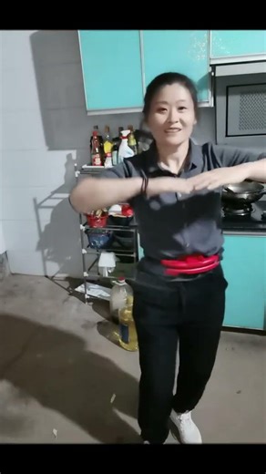#呼啦圈转起来 #居家锻炼 #告别大肚腩 七分吃三分练，动起来@DOU+小助手