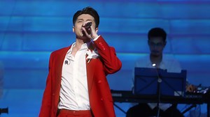 Tuy chỉ là cover nhưng tiết mục Dòng Thời Gian này đã khẳng định giọng hát không phải dạng của Noo Phước Thịnh. Sân khấu, band nhạc, giọng hát, khán giả... tất cả đều hoà quyện để chứng minh rằng Noo's Chill Night là một serie âm nhạc rất đáng xem ở hiện tại. Cre: https://youtu.be/9Hg4jNMpcFk | Hóng Hớt Showbiz