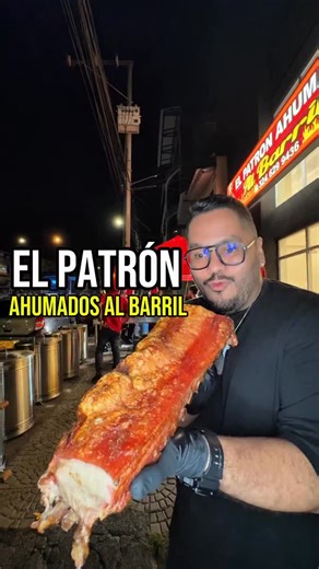 Manuel Castaño - Soy El Manu on Instagram: "Habías visto este chicharronsote en Cali? 😏 Pues es un nuevo sitio en el sector la luna y se llama @elpatronahumadosalbarril1 📍Calle 13 # 23 C - 29 (Donde era Bancolombia) Buscalo en Google Maps ⭐ Que comer en Cali? Pues Seguime #Garoso #dondecomer"
