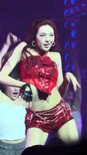 Can you believe she's only 17?! Her stage presence is absolutely insane! She's a born star. 🤯🔥