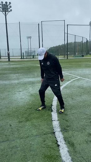 雨の日でも楽しめる人工芝サッカー場とタオル