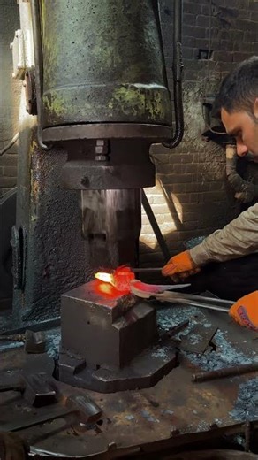 How Industrial Digging Tools Are Made & Painted