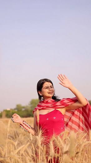 Dhriti Mehra on Instagram: "❤️✨ Outfit : @aaprolabel @gateway.pr Accessories : @knotmecute 📸 : @_theuniquekid_ #trending #viral #explore #transition #desigirl"