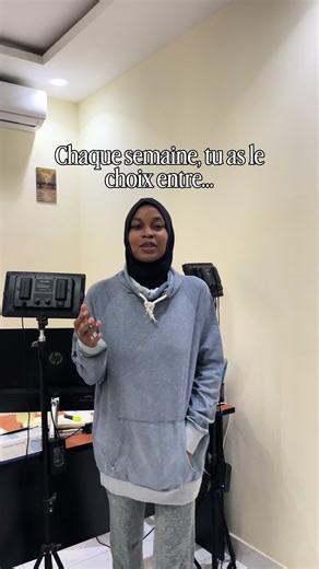 Chaque semaine, tu as le choix. Soit tu avances au feeling. Tu fais ce que tu peux, quand tu peux. Et à la fin de la semaine, tu es épuisée… avec l’impression de ne pas avoir vraiment avancé. Soit tu choisis une autre voie. Une semaine structurée. Claire. Alignée avec la femme que tu veux devenir. Ce n’est pas la motivation qui te manque. C’est une structure simple pour transformer tes intentions en actions. C’est exactement pour ça que j’ai créé le guide « Manifeste tes objectifs ». Un outil co