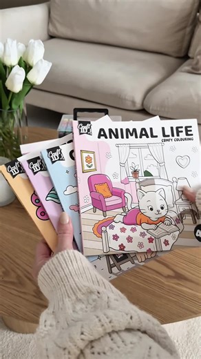 Mysigaste söndagsaktiviteten fixad! Målarböcker 💖 Våra bästa tips: 1. Lägg ett bakplåtspapper eller annat skydd mellan sidorna så pennorna inte blöder igenom till nästa ark. 2. Gör en färgkarta med alla pennor du använder och ha den nära eftersom färgen på pennan och resultatet på pappret inte alltid matchar. 3. Vill du få skuggade effekter? Måla först ett lager, låt det torka och gå sedan över en eller flera gånger på de ställen du vill förstärka skuggan (som i hörn eller runt ögon). #rusta #m