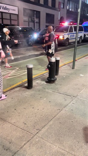 Lone Spurs Fan Finds Himself in a Tough Spot. #knicks #spurs #newyork #msg #nyc