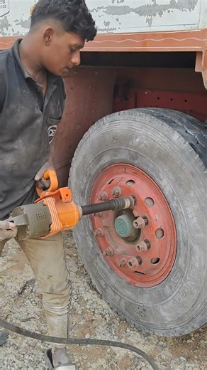 commercial vehicle wheel alignment #automobile #rotatingtire #shorts