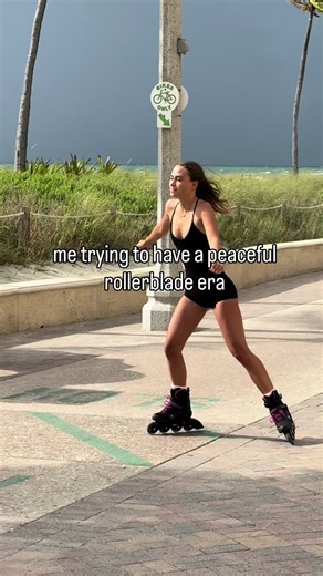 Rollerblading isn’t my best hobby😂😅 #publicfail #rollerblading #rollerskate #relatablehumor #clumsy