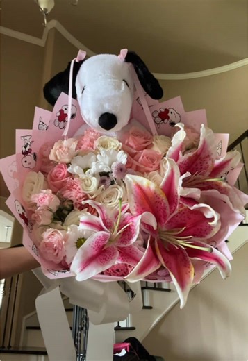 i love love 💕 insta: isabels_flores 🌸 #isabelsflores #snoopy #lilies #gf #snoopylover #ramo #ramobuchon #parati #fyp #paraella #lily #summer #lirios #coquette #relationship #classof2025 #fy #htx #florist