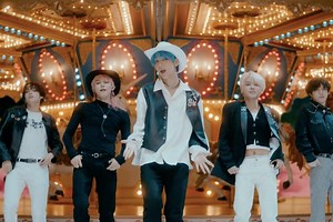 Watch: TXT Drops Captivating New Choreography MV For "Blue Hour" | Soompi