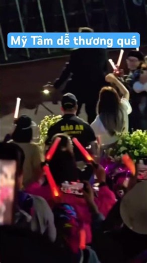 My Tam performs until exhausted, squats down to chat with fans—so adorable (music added) #shortvideo
