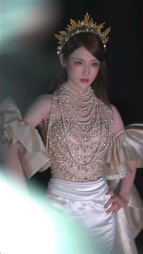 她满眼都是对自己的认可 #走秀#女性成长#泊雾#hello时尚季 #model #sexy #美女 #美女穿搭#气质美女#漂亮美女#颜值美女#beautiful #fashion #美腿玉足 #美腿