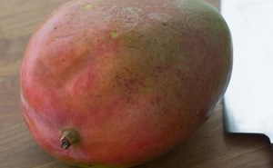 Cómo pelar y cortar un mango sin armar un estropicio