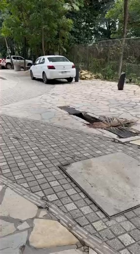 🥲 HERMOSO PUEBLO MÁGICO DE PALENQUE En la Ciudad Mágica de Palenque no solo hay ruinas mayas: ahora también hay coladeras trampa. Un taxi terminó “explorando” el subsuelo tras caer en una tapa rota en La Cañada. | Chiapas Noticias al Momento