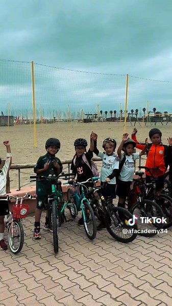 #CapCut Sortie sportive pour les stagiaires de l’AF ACADEMY ! Direction Palavas-les-Flots en VTT pour une belle balade jusqu’à la plage ☀️ Au programme :⚽️ Séance de beach soccer🔥 Oppositions engagées😄 Bonne humeur et esprit d’équipe Une journée alliant effort, plaisir et cohésion 💪 #BeachSoccer #VTT #pourtoiii #stagedefootball