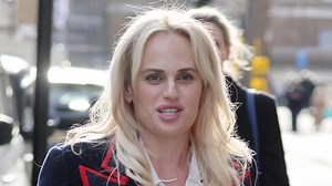 Rebel Wilson raises middle finger to Putin