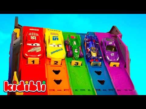 Voitures Cars VS Hot Wheels : Flash McQueen est sur le circuit | Dessin animé | Kidibli en Français