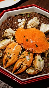 Award-winning Minnan (Hokkien) cuisine brand @linkus_singapore opens in Singapore. After 22 years of success across five Chinese cities and more than 19 self-operated outlets, the brand makes its Southeast Asian debut at @sunteccity, bringing refined Minnan flavours to Singapore’s dining scene. We love the Tender Squid in Spicy Chilli Oil which was exceptionally addictive; tender, vibrant, and packed with flavour. For something comforting, the Red Mushroom Tofu Soup delivered deep, savoury warmt