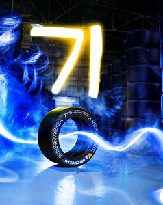 MICHELIN fait un pas de plus vers le futur avec son nouveau pneu compétition. Il contient 71 % de matériaux renouvelables et recyclés, sans compromis sur les performances. 🚀🛞 Ce pneu équipe le prototype à hydrogène de Mission H24 ainsi que la voiture électrique Porsche GT4 ePerformance. ⚡️ Par ici pour en savoir plus : https://www.michelin.fr/les-24-heures-du-mans | Michelin