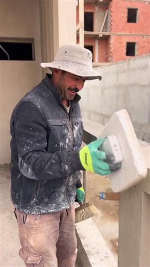 Un magnifique projet en cours de réalisation avec un client exceptionnel très content de vous faire partager la passion de cette nouvelle aventure. @Assouar Nouveau chantier à Ouargla 🌴💧 Piscine rectangulaire design, lignes modernes, cascade murale élégante, intégrée dans un espace outdoor haut de gamme 🌊 Bois, verdure, coin lounge et pergola : une ambiance resort, calme et luxe, pensée pour le confort et le plaisir absolu 🔥 Un bassin qui transforme la maison en véritable oasis du désert. #P