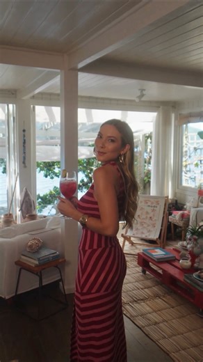 Joana De Marco on Instagram: "Que tal um drink para refrescar nos dias mais quentes? 🍹 Essa receita vem da família do fundador da Use Modo e combina perfeitamente com o verão. Aposte!"