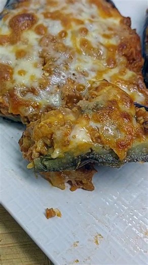 🇮🇹 ¿No sabes cómo cocinar la berenjena? Te doy una idea 🤗 ✅ Ingredientes para 2 personas - 1 berenjena - aceite para freír la berenjena (abundante) Para el relleno - 350 g molida de cerdo - sal al gusto - pimienta al gusto - 200 g puré de tomate - 100 g queso (lo que más te gusta) - aceite de oliva extra virgen - 1 diente de ajo - 100 g vino tinto - albahaca al gusto - interior de la berenjena frita Para la bechamel - 25 g mantequilla - 15 g harina de trigo - 250 g leche - sal al gusto - nuez