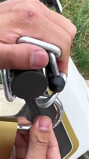 Installing chains and padlocks on motor vehicle brakes to make them safer from thieves #popular