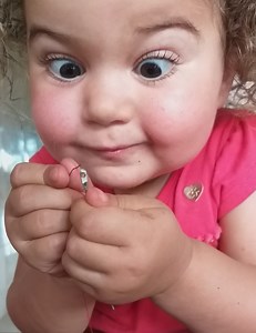 362K views · 6.1K reactions | Little Girl Concentrates to Thread a Needle | MetDaan | Facebook