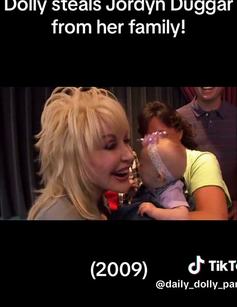 In 2009, the Duggar family of 18 𝘒𝘪𝘥𝘴 𝘢𝘯𝘥 𝘊𝘰𝘶𝘯𝘵𝘪𝘯𝘨 came to Dollywood to meet the Dreamer-in-Chief! Dolly bonded with the youngest of the group (at the time) and joked that she was going to take her home! #dollyparton #baby #cute #babiesoftiktok #theduggars #18kidsandcounting #dollywood #funny #fyp #foryou