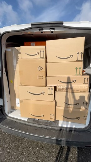 Un livreur | Ce collègue toujours moins chargé que les autres 😂 #livreur #livreuramazon #livraison #amazon #colis | Instagram