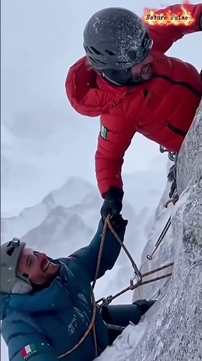 Danger Moments On Everest The Route Has No Mercy #everest #mountaineering #closecall