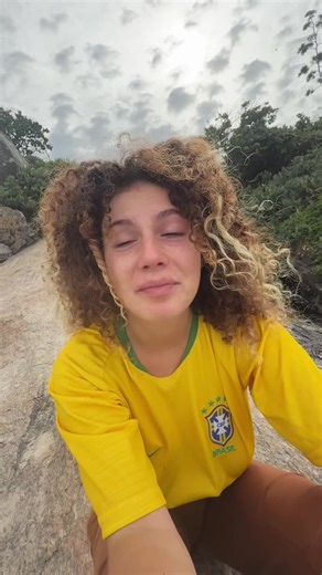 Please someone give me advice on how to make the thoughts stop🙏🥲 but for real. You will have sad days while traveling and that is so so normal. I hope this video makes others who are feeling this way feel a little less alone #sadvibes #solotravel #breakups #braziltravel #emotional