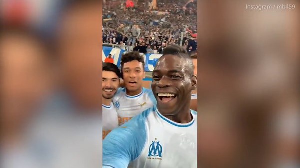 Balotelli celebrates Marseille goal posting a selfie from the pitch