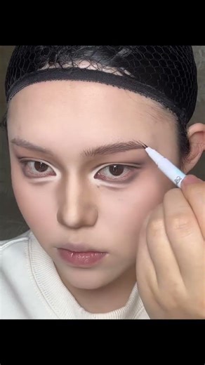 A simple and versatile eye makeup technique for a mature man that beginners can quickl