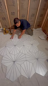 No fue fácil pero lo logramos hacer. instalando el piso del shower | Como Hacerlo