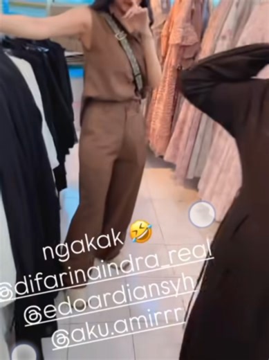 wayahe Edo di dandanin sama mba Difa ..malah ngakak 🤭