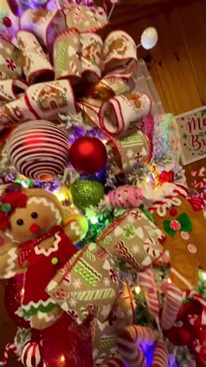 Candy & Gingerbread Christmas Tree | DIY Decor #GingerbreadDecorating #ChristmasTree