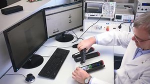 ANSMANN Power Check 12/24V Spannungsmesser/Prüfgerät und LED Voltmeter für Zigarettenanzünder/Ideal geeignet für 12V & 24V Autobatterien/Mit LED Display