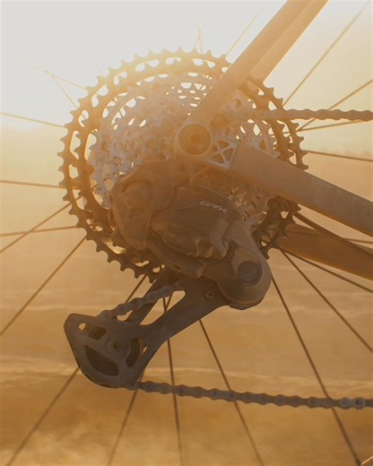 Shimano’s gravel-specific wireless shifting system boasts new chain stabilizing technology, delivering higher chain tension for better chain wrap and retention, and little chance of skipping or dropping your chain 🚲 Discover now 🔗 https://shima.no/3f1 | Shimano-Road