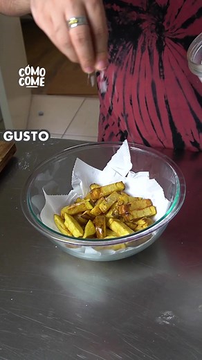 ¡Te doy todos los tips para un Lomo Saltado casero buenísimo! Receta: -350g Lomo o carne de elección -1 Cebolla Roja -2 Tomates -1 Ají Amarillo -2-3 Tallos de Cebolla China -Culantro -2 Cdas Sillao -1 Cda Salsa de Ostión -1 Cda Vinagre Tinto o de Arroz -3 Cdas Fondo de Carne o Ave (agua si no tienen) Guarniciones: -2 Papa Amarilla (o cualquier papa de su preferencia). En el video usamos Huayro. -Arroz Blanco Cocido Rinde 2 a 3 porciones #lomosaltado #lomosaltadoperuano #cocinaperuana #comidaperu