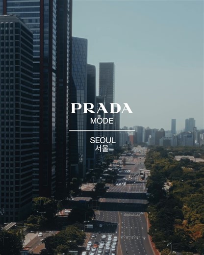 Prada Mode Seoul is titled “Plural and Parallel” and takes place at the cultural venue KOTE. Curated by Lee Sook-Kyung, the space exhibits site-specific installations by directors Kim Jee-Woon, Yeon Sang-ho, and Jeong Dahee, advancing a vision of contemporary cinema through their idiosyncratic lens. #PradaMode #Prada | Prada