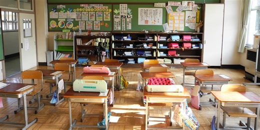 Why do Arizona public schools keep closing?