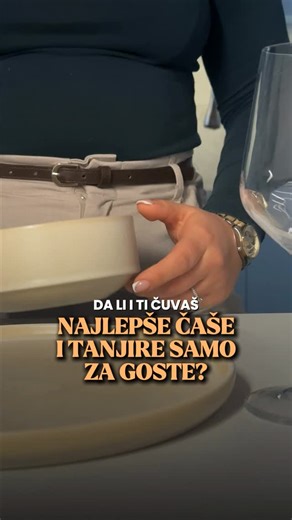 🍷 Ako već imaš lepe čaše i tanjire zašto da ih čuvaš za nekog drugog a ne za sebe. ✨ Mali rituali poput lepog stola i sitnih detalja mogu ozbiljno da utiču na raspoloženje i kvalitet svakog dana. 🏡 Dom nije izložbeni prostor već mesto u kojem treba da uživaš bez posebnog povoda. 👇 Glasaj u komentaru i zaprati profil za još ideja kako da svakodnevni život u domu bude lepši. #uredjenje #inspiracija #svakidan #estetika #seceroventerijerstudio | Šećerov Enterijer Studio