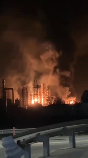 Attaques de drones en Russie par l'Ukraine : gares, raffineries et évacuations La Russie a encore été la cible d’attaques de drones dans plusieurs régions : - À Petrov Val (région de Volgograd), la gare ferroviaire a été visée. Un incendie s’est déclaré dans un bâtiment technique du dépôt de locomotives à cause de débris de drones, mais il a vite été maîtrisé. Pas de blessés. - Dans la région de Samara, la raffinerie de Novokouïbychevsk a été touchée par un drone. Un gros incendie s’est déclaré,