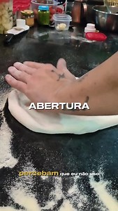 194 reactions | A abertura é técnica, não força. Se meter o dedão, fura a massa e perde o gás. Aqui a ideia é trabalhar leve, empurrando o ar pras bordas. @egil.espacogastronomico @le5stagionisp | Patrick Catapano | Facebook